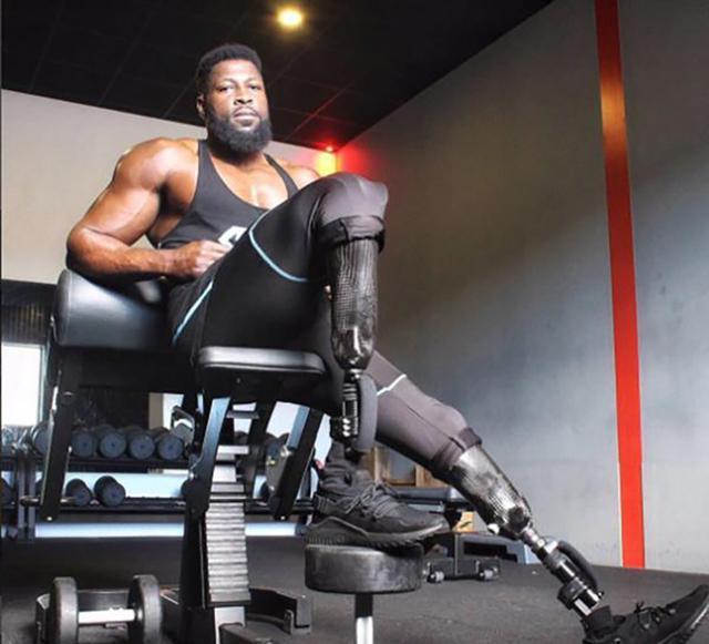 这位浑身肌肉的男人，四岁失去了双腿，却靠惊人毅力获得了冠军