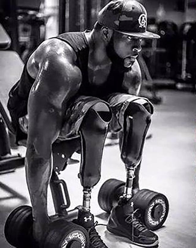 这位浑身肌肉的男人，四岁失去了双腿，却靠惊人毅力获得了冠军