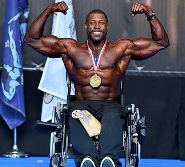 这位浑身肌肉的男人，四岁失去了双腿，却靠惊人毅力获得了冠军