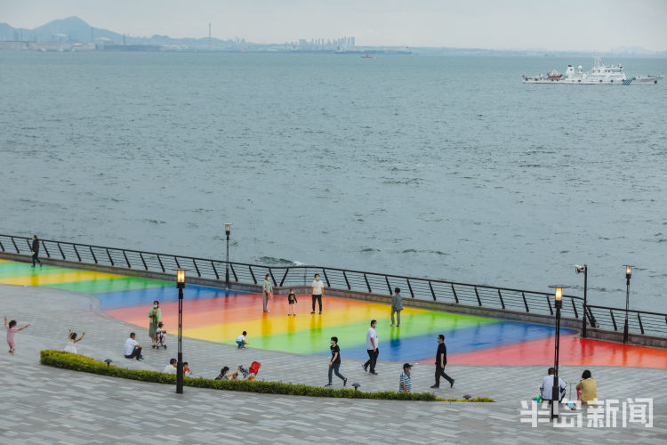 海滨新景观,彩虹木栈道