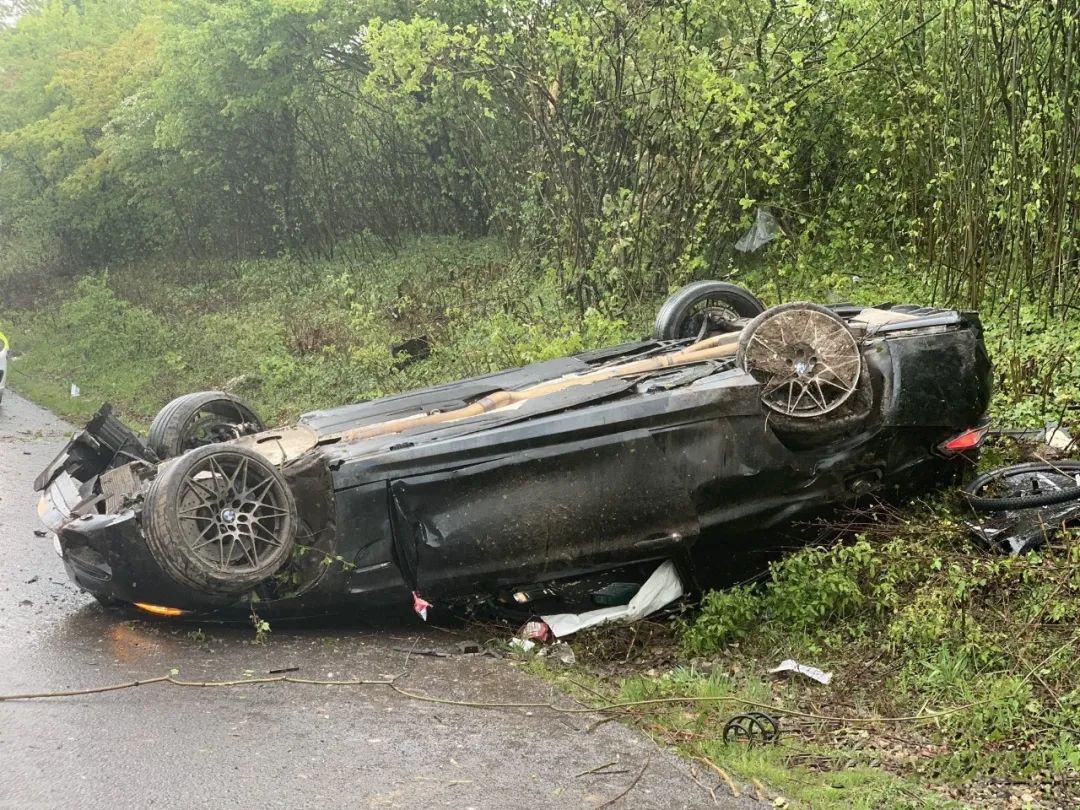 车主玩漂移翻车四爪朝天,成天就知道玩漂移就不知道该