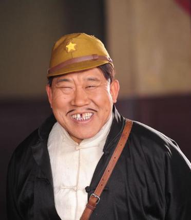 著名丑星杜旭东因嘴歪只能演坏人女儿长相却成万众焦点