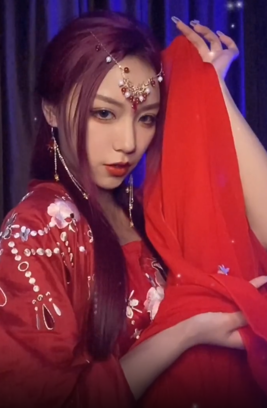 刀小刀穿中式婚服亮相,在抖音公开喊话陈星:不知夫君何时来娶我
