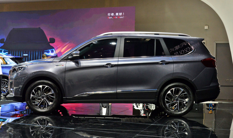 斯威g50定位的是一款中型suv,长宽高已经分别达到了4750*1860*1780mm