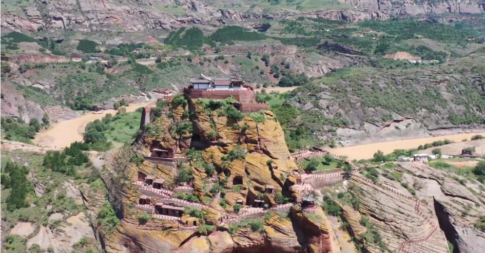 志丹县百年古寨子,民间打造承载历史,石山镂空可住千人
