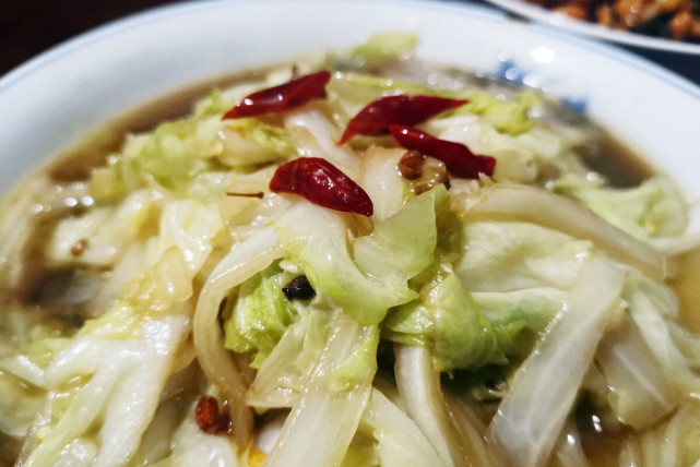 这道美味又营养的家常菜,每家都在做,超级好吃又简单的酸辣白菜