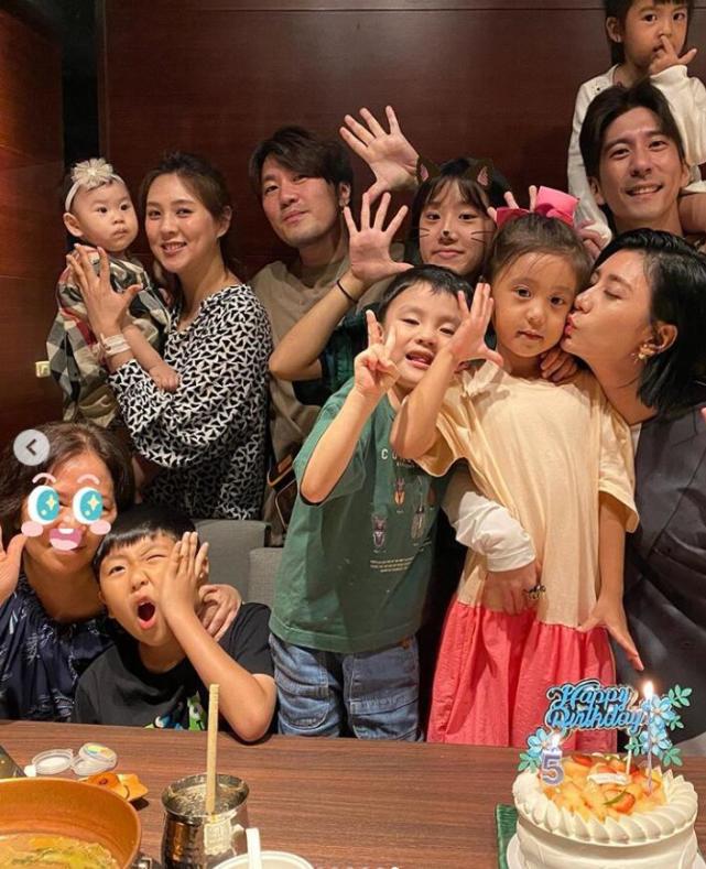 贾静雯夫妇为女儿办5岁生日会,咘咘遭夹吻