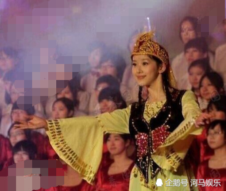 "奶茶妹妹"章泽天大学新疆舞旧照,身材曼妙清纯灵动,不愧清华大学校花