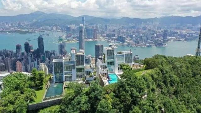 把镜头拉远,你能看到整个香港的维多利亚港就在 他家眼前,一些香港的