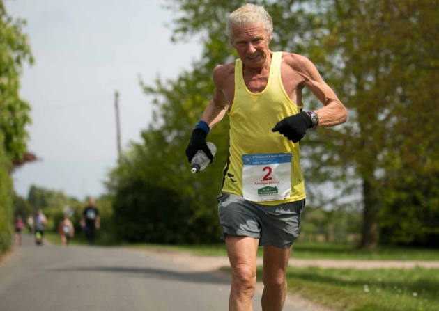 他跑的马拉松能绕赤道五分之四圈！76岁老人完成800个马拉松