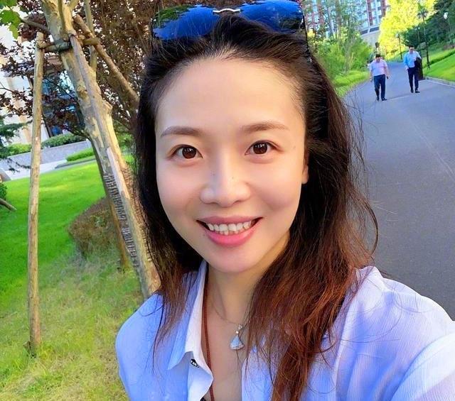 女排奥运冠军魏秋月生子抱着儿子送丈夫出征