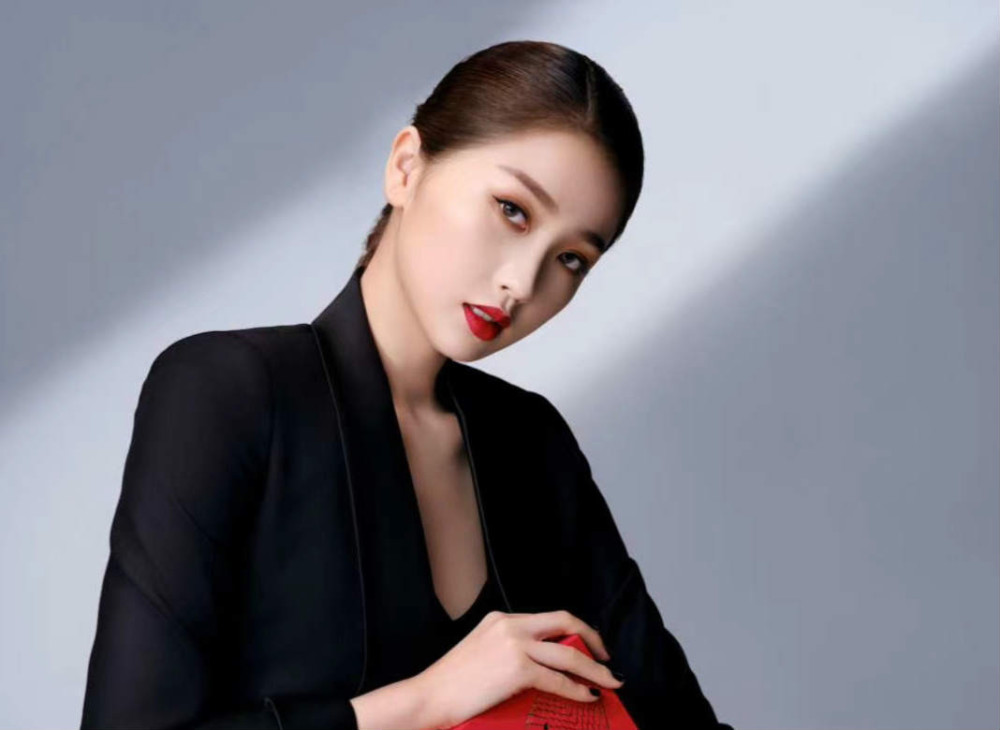 女明星西装造型:鞠婧祎精致杨幂女强人,迪丽热巴有点霸气