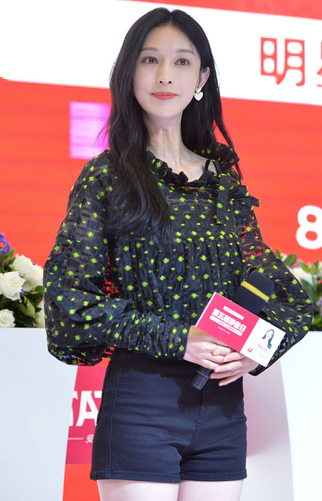 张俪变回长发造型气质温柔 沈阳捞金穿热裤长袜美腿吸