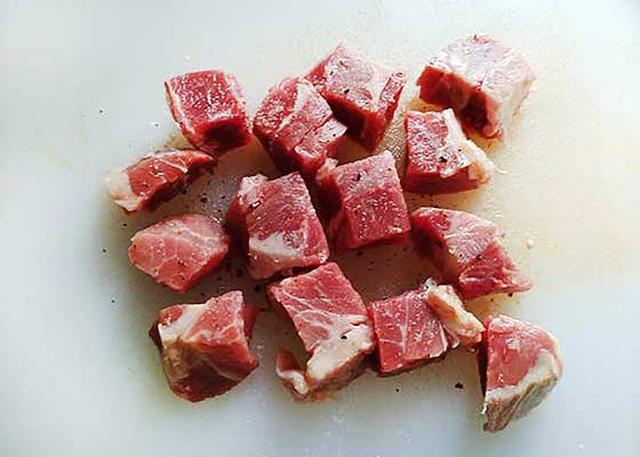 3两牛肉2个西红柿我家一周吃3次太香了拿红烧肉都不换