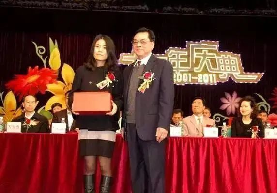 edg夺冠背后,藏着朱孟依长子的另类商业版图