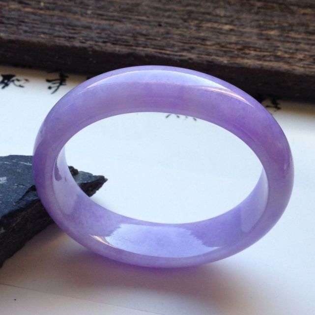 翡翠的颜色有成百上千种,紫色更是高贵,神秘,是帝王的象征
