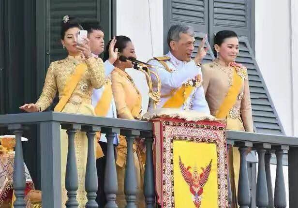 现任泰王娶进门的妻子就有4位,还有一位比他小33岁的贵妃,不过这位