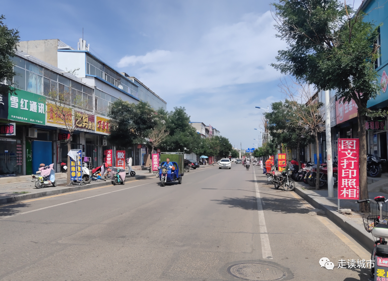 天镇老城区的街道格局有些杂乱,道路弯折,并时不时有小巷.