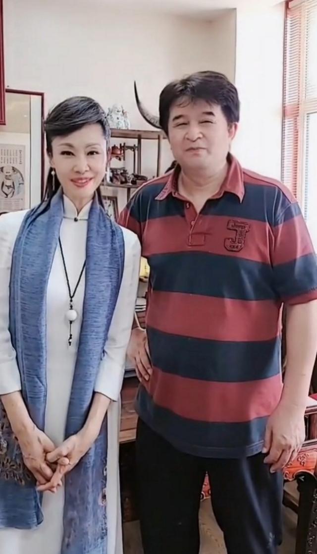 61岁毕福剑罕见公开露面和于文华直播显憔悴头发蓬乱老态明显