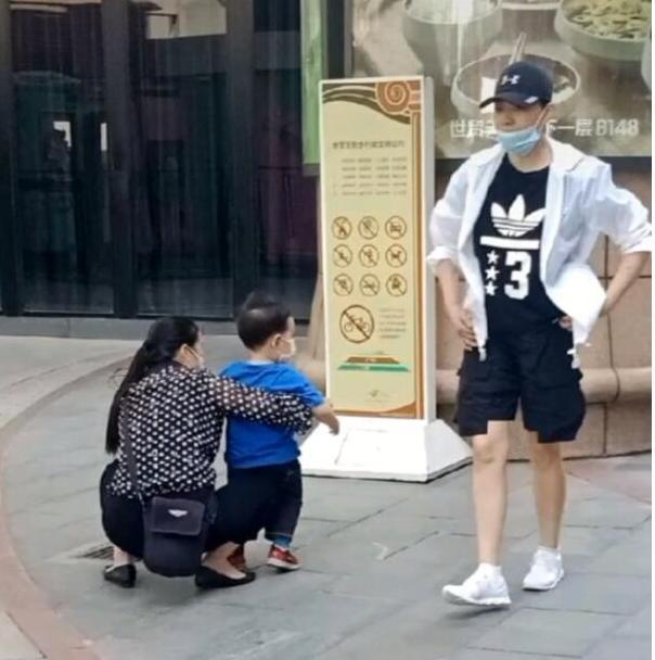 幸运的巴图:7岁被生父英达"断绝关系",却与继父和睦23