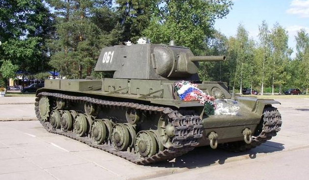 其中最大的就是t35重型坦克,其拥有5个炮塔,装备有数挺机枪以及1门76
