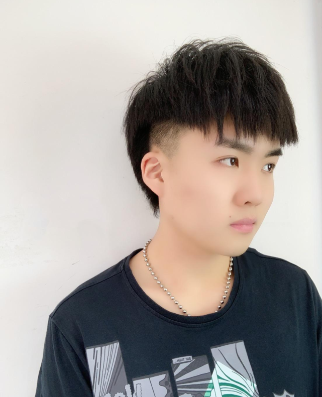 周杰伦晒新发型了,露出额头就是不一样,没想到颜值