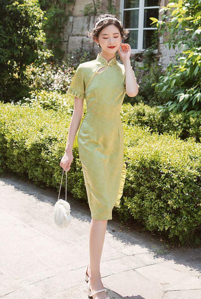 清新淡雅的草绿色旗袍氤氲着淡淡的怀旧气息,没有各种多余抢眼的花色