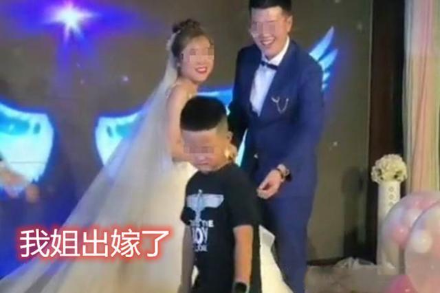 姐姐婚礼当天弟弟全程"哭丧脸",强忍住眼泪,网友:心都