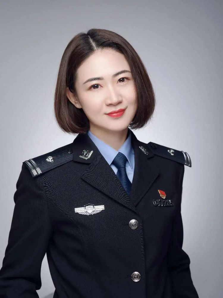 实力 颜值!看副中心警花小姐姐乘风破浪