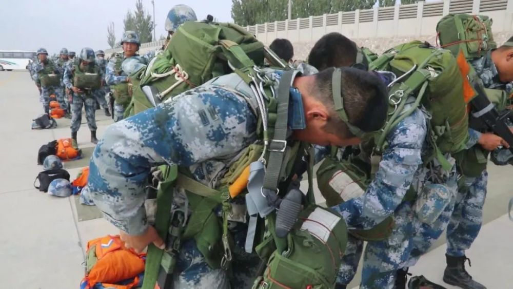 日前,在贺兰山腹地,空军空降兵某旅与航空兵某部协同展开了一场空降