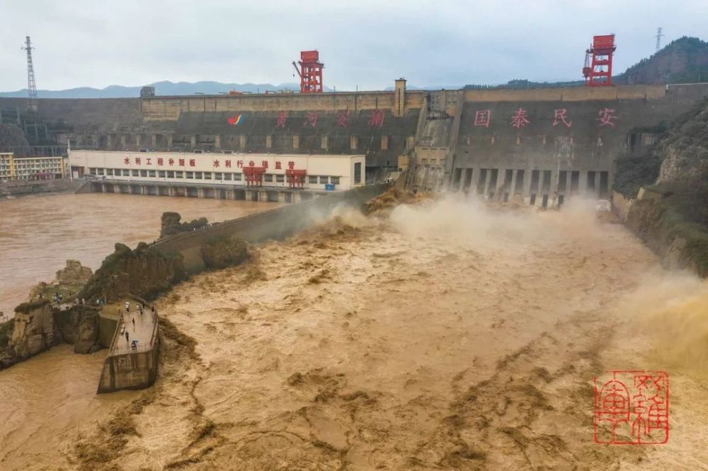 三门峡黄河大坝泄洪,场面气势磅礴