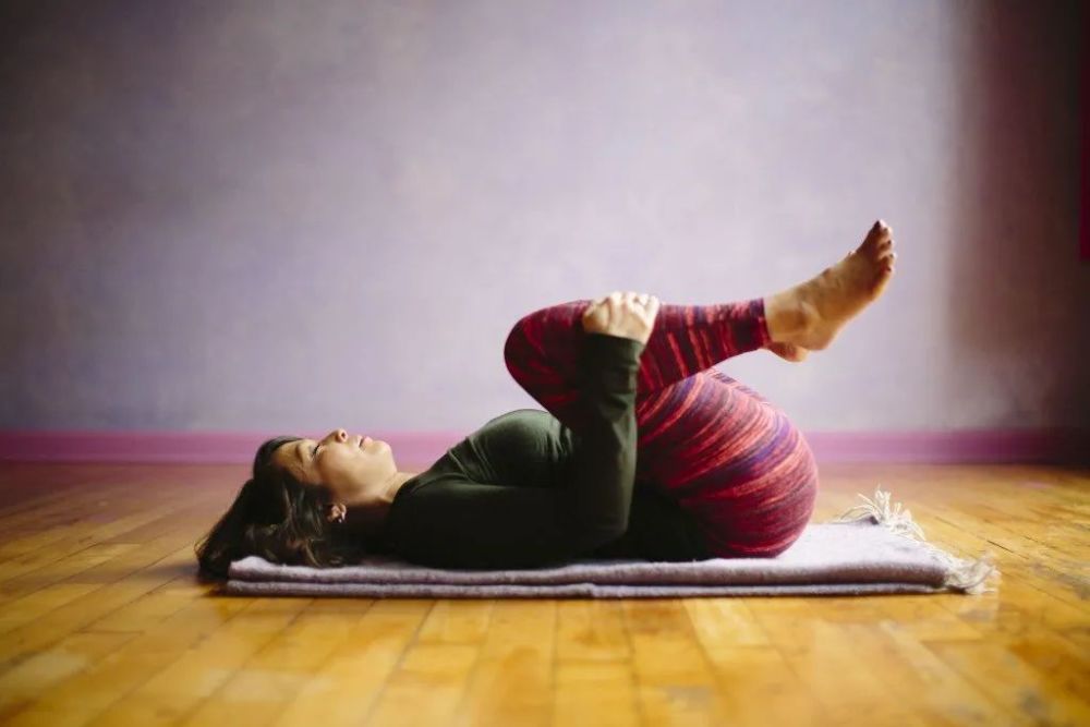 积食胃胀不消化？试试这5个瑜伽体式，帮你吃多不长胖！