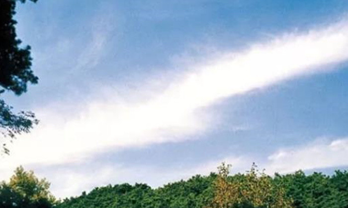 伪卷云(通常在夏季,积雨云出现闪电,雷雨后逐渐消散时,能够观测到伪