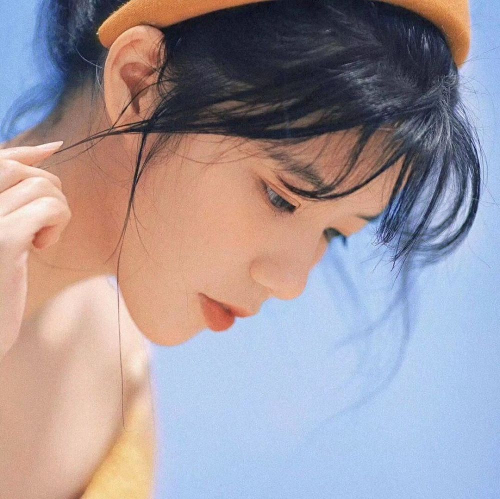 女生头像我怕目光夹杂着爱意所以我闭上了眼睛