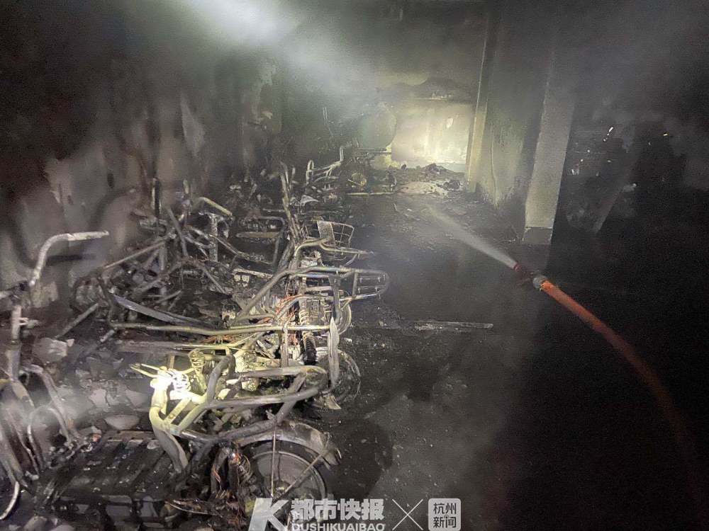 今天凌晨杭州一小区地下电动车库突发火灾,11辆电瓶车烧焦