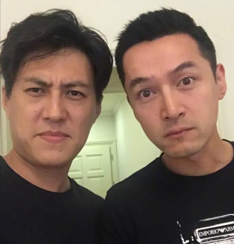 胡歌37岁,靳东43岁,两人私下的素颜照片也没有那么英气逼人了,皮肤
