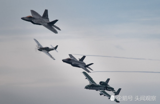 美军老中青三代战机同框飞行,f22和f35飞出音爆效果,非常壮观!