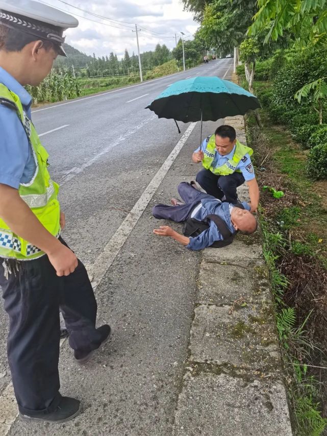 派出所交通协管员文波与王传浪,谢林红,朱俊友在辖区田坝社区巡查时