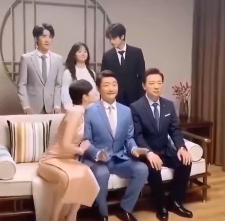 《以家人之名》贺梅终于露面,直言子秋是负担,大结局却拍了6人全家福