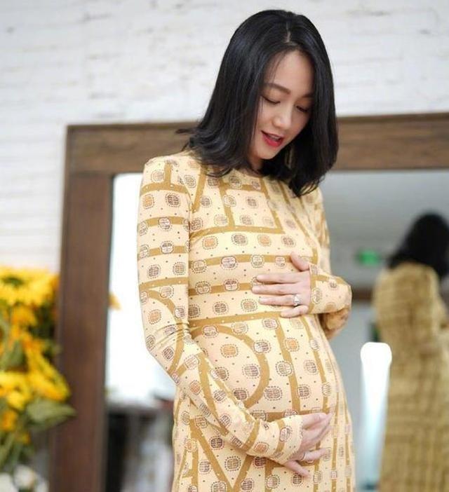 因为在大家印象中,5个月的孕妇肚子应该很大了,并且身体开始发福,然而