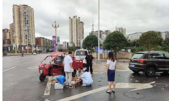 警医协手及时救助交通事故伤者|交通事故|赤水市公安局