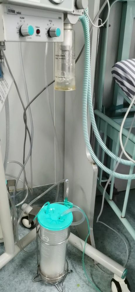 此时需要我们 diy 新生儿胸腔闭式引流装置,最常见的就是自制的水封瓶