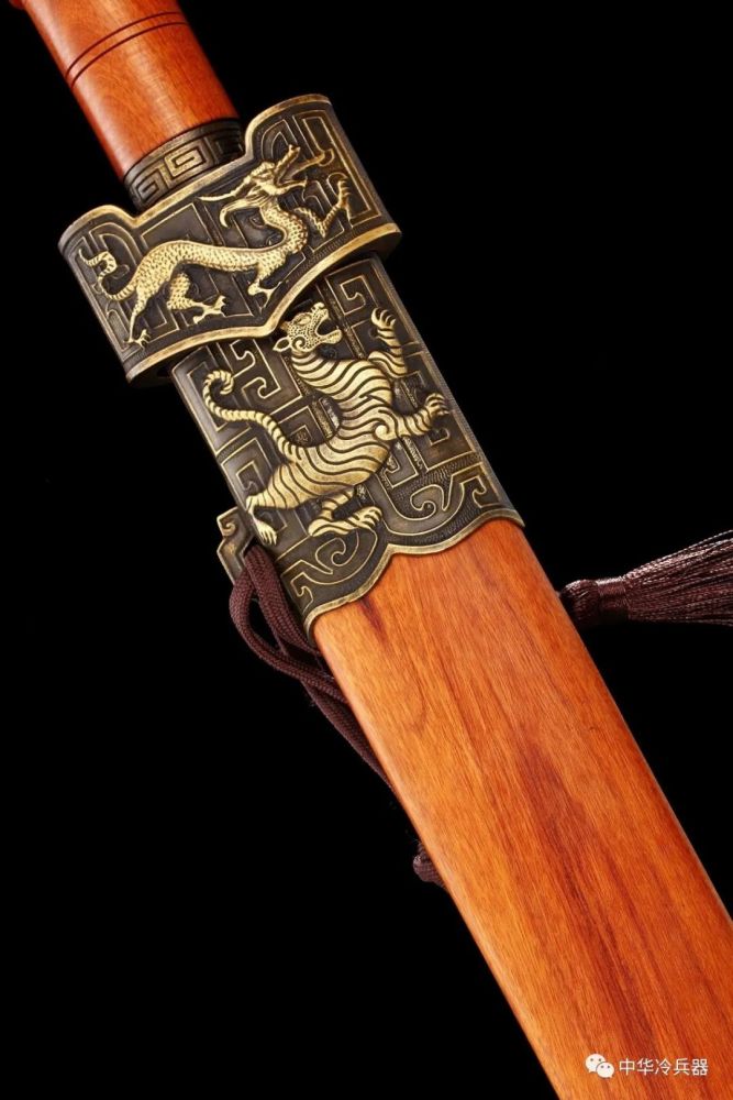 这是一把设计独特的汉剑,剑身花纹精致美观,令人惊叹