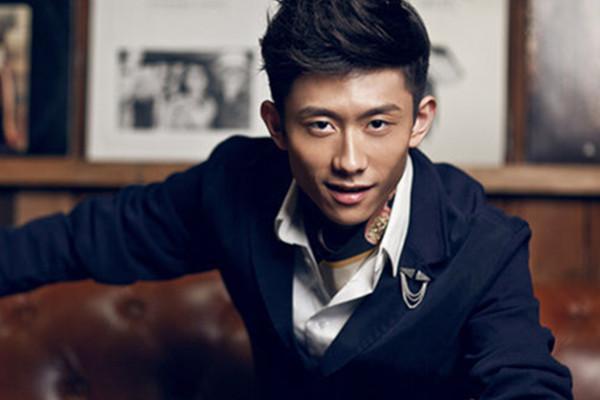 张一山练艺术体操妖娆旧照流出 腰肢柔软劈一字马