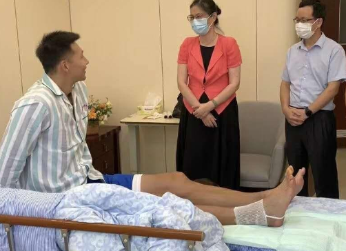 36岁仍处在巅峰,易建联跟腱断裂惹人担忧,术后照曝光,看清脚趾才知不