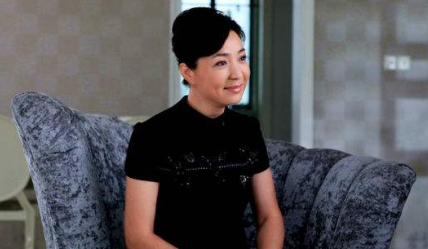 59岁演员戴春荣,演过很多皇后角色,和老公结婚34年恩爱如初