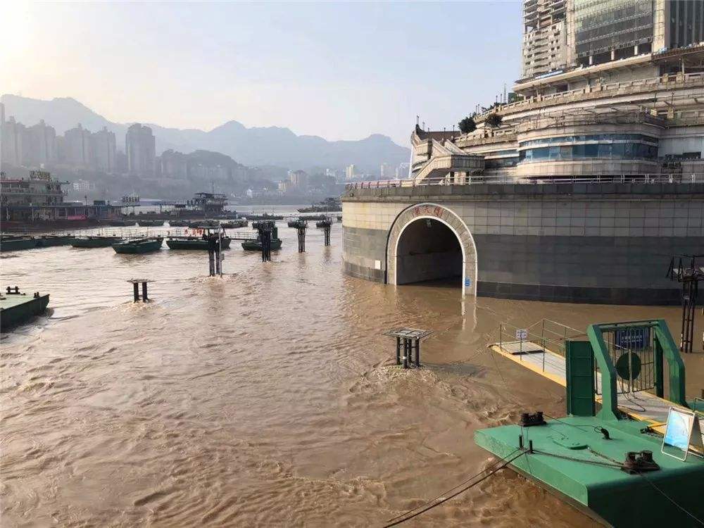 重庆的朝天门码头门洞被洪水淹没了,大家雨天出门要注意安全啊