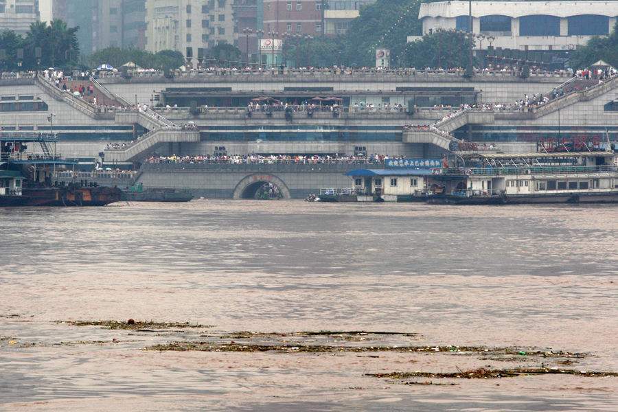 重庆的朝天门码头门洞被洪水淹没了,大家雨天出门要注意安全啊