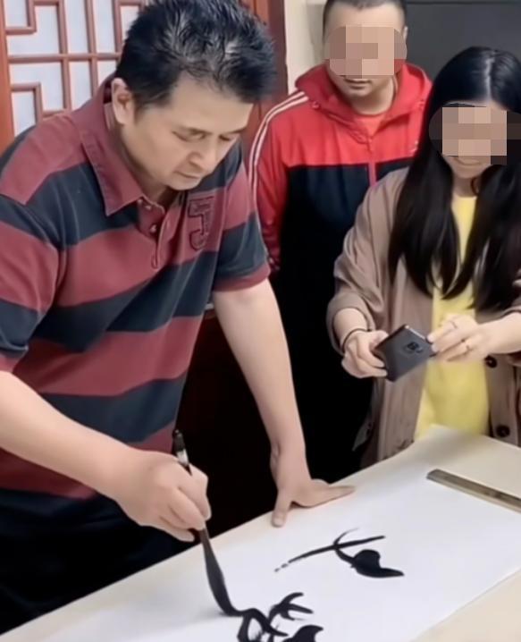 毕福剑近照暴肥认不出!现身小活动遭大妈围堵,人气爆棚魅力不减