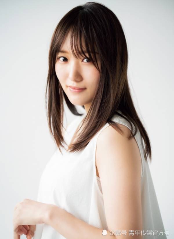 榉坂46菅井友香向纯白连衣裙展现的实事求是的笑容组合告白